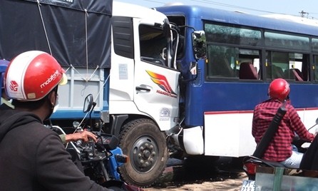 Một vụ tai nạn xe tải tông xe khách xảy ra vào đầu giờ chiều ngày 30/4, tại Tiền Giang. (Ảnh: Nguyễn Vinh)