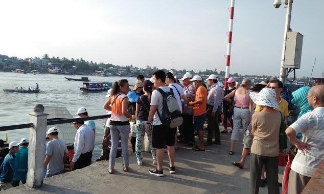 Hàng trăm du khách kiên nhẫn chờ tàu để đi tham quan tại bến Ninh Kiều.