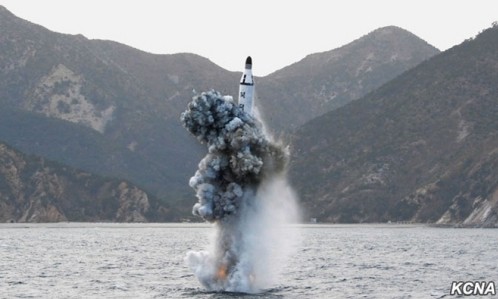 Tên lửa đạn đạo được phóng từ tàu ngầm Triều Tiên hôm 23/4. Ảnh: KCNA