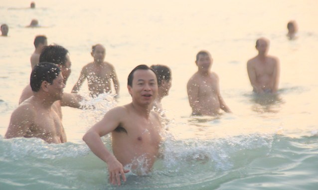 Bí thư Đà Nẵng Nguyễn Xuân Anh và lãnh đạo thành phố tắm biển cùng người dân và du khách tại biển Đà Nẵng. Ảnh: LÊ PHI