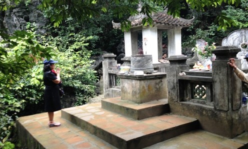 Lăng mộ Đinh Tiên Hoàng được táng trên đỉnh núi Mã Yên. Ảnh: Phương Vy.