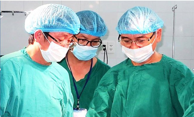 Các bác sĩ phẫu thuật cho bệnh nhân - Ảnh: Bệnh viện cung cấp