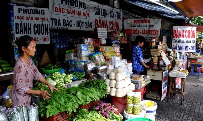 Có mặt tại Sài Gòn hơn 20 năm, các cửa hàng ở cuối đường Chu Mạnh Trinh (quận 1), hay Trần Quốc Toản, Võ Thị Sáu, Nguyễn Thông (quận 3) gần như cung cấp toàn bộ các loại đặc sản miền Bắc.