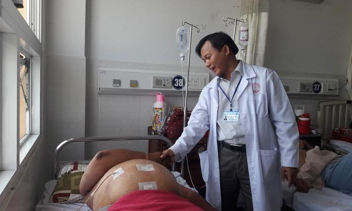Bác sỹ La Văn Phú thăm bệnh nhân.