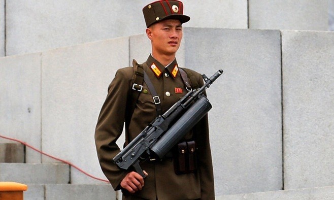 Một lính đặc nhiệm Triều Tiên đeo khẩu súng đặc biệt đứng gác tại thủ đô Bình Nhưỡng trong dịp nước này tổ chức Đại hội đảng Lao động lần thứ 7. 