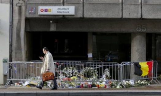 Hiện trường bên ngoài ga tàu điện ngầm Maelbeek ở Brussels sau vụ đánh bom liều chết hôm 22/3. (Ảnh: BI)