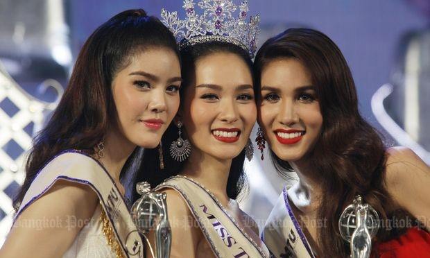 Tân Hoa hậu chuyển giới Jiratchaya Sirimongkolnawin cùng Á hậu 1 Minanan Santap (trái) và Á hậu 2 Lananda Wattanasivilaikun trong đêm đăng quang.