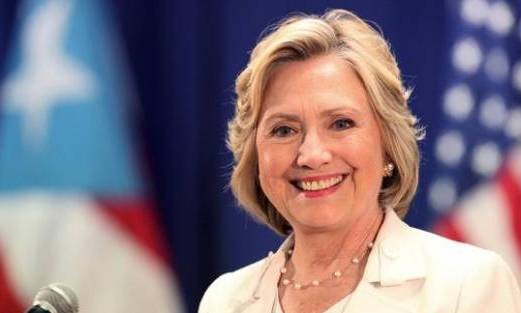 Bà Hillary Clinton kiếm bộn tiền nhờ bán sách và diễn thuyết.