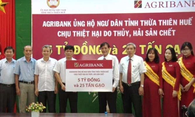 Agribank trao hỗ trợ cho đại diện Ủy ban MTTQ Việt Nam tỉnh TT-Huế để hỗ trợ kịp thời cho bà con ngư dân gặp khó khăn. 