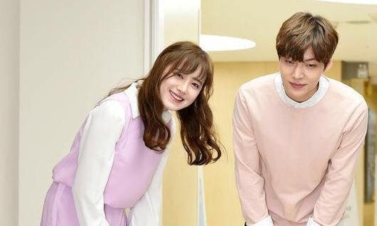 Goo Hye Sun và Ahn Jae Hyun có mặt tại bệnh viện vào ngày cưới.