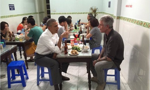 Obama ăn bún chả tại Hà Nội với Anthony Bourdain.