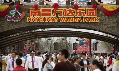 Người dân tới công viên của Wanda trong ngày khai trương. Ảnh: AP