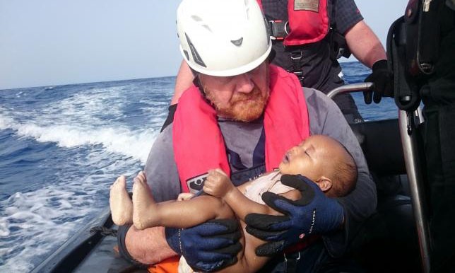Bức ảnh nhân viên cứu hộ bế thi thể em bé nhập cư gây xúc động.