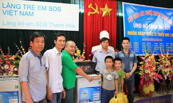 Trao quà tại Làng SOS Thanh Hóa. Ảnh: Hoàng Lam