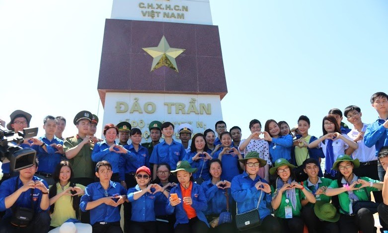 Sinh viên ưu tú chụp ảnh lưu niệm tại cột cờ Đảo Trần. 