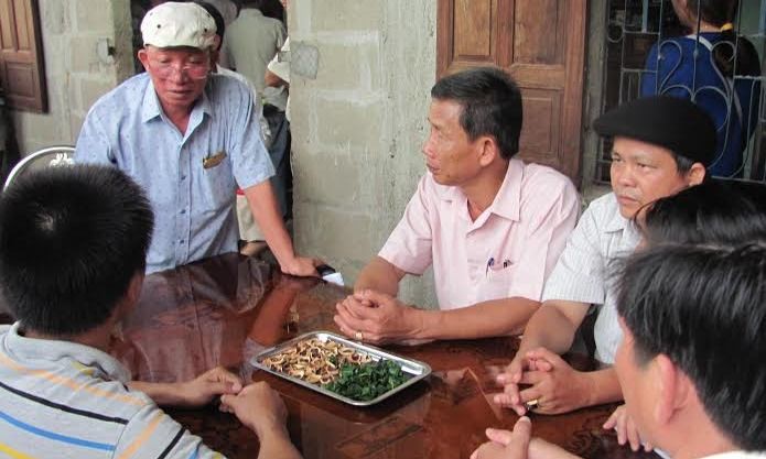 Ông Trịnh Đức Hùng (người mặc áo hồng, ngồi giữa), Chủ tịch UBND huyện Phong Điền, cùng lãnh đạo huyện đến thăm viếng, động viên, hỗ trợ gia đình có người tử nạn do giông sét. Ảnh: Nguyễn Thế 
