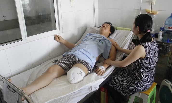 Sau 4 ngày nằm điều trị tại bệnh viện Quân Y 17, anh Nhược được các bác sĩ bệnh viện Đà Nẵng thông báo chân trái đã bị hoại tử, phải cắt bỏ. Ảnh: Thanh Trần.