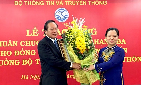 Phó Chủ tịch Thường trực Hội đồng khen thưởng thi đua Trung ương Trần Thị Hà trao tặng Huân chương Lao động hạng Ba cho Bộ trưởng Trương Minh Tuấn. Ảnh: VietNamNet