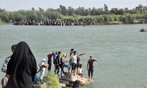 Cư dân Fallujah đánh cược mạng sống vượt sông trốn khỏi "pháo đài thánh chiến".