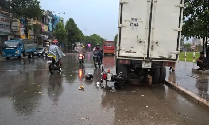 Hiện trường xe máy va chạm xe tải đang đỗ bên đường Nguyễn Trãi, TP Thanh Hóa