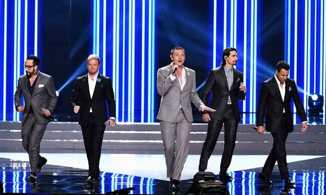 5 thành viên nhóm nhạc Backstreet Boys tái hợp trong đêm Chung kết Hoa hậu Mỹ.