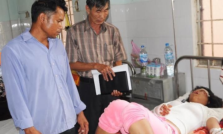 Lãnh đạo Văn phòng Ban ATGT tỉnh Kon Tum đến thăm, động viên gia đình các nạn nhân