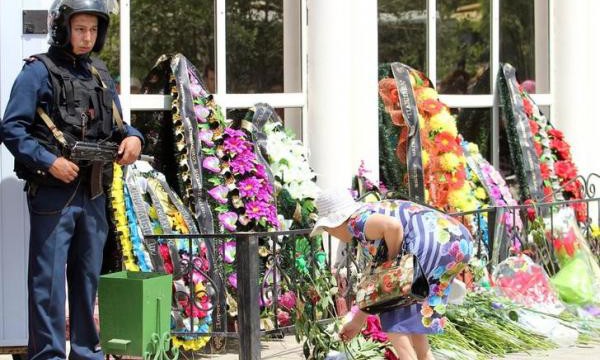 Người dân đặt vòng hoa tưởng niệm những người thiệt mạng trong vụ tấn công vào Aktobe hôm 5/6