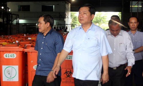 Bí thư Thành ủy TP HCM Đinh La Thăng thị sát bãi rác Đông Thạnh hồi tháng 5. Ảnh: Thiên Ngôn
