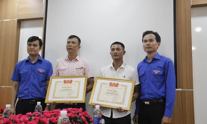 Bùi Quang Huy, Trưởng ban tổ chức Trung ương Đoàn trao bằng khen và tiền thưởng cho hai thanh niên có thành tích xuất sắc trong việc cứu nạn trong vụ lật tàu trên sông Hàn đêm 4/6. Ảnh: Thanh Trần.