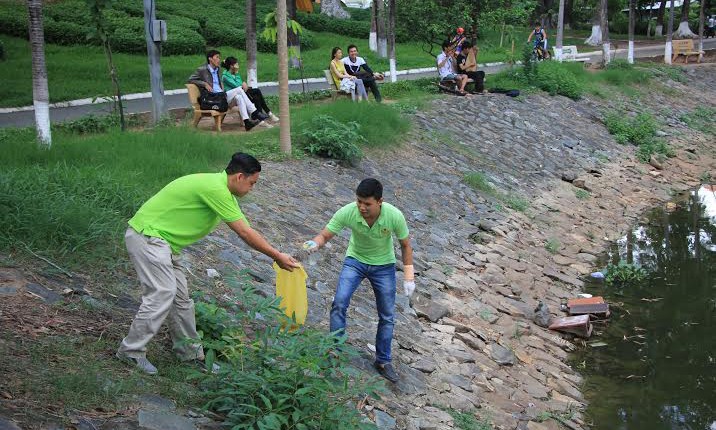 Tình nguyện viên nhặt rác, làm sạch môi trường tại công viên Lê Thị Riêng (quận 10)
