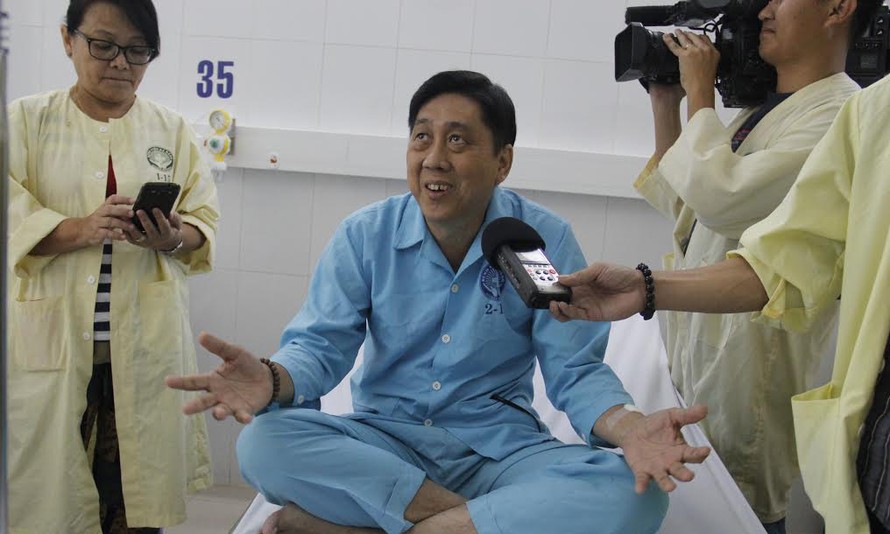 Ông Ong Tah Fatt (57 tuổi, quốc tịch Malaysia), nạn nhân vụ chìm tàu du lịch trên sông Hàn hoàn toàn tự tin về sức khỏe của mình sau 10 ngày điều trị tại bệnh viện Đà Nẵng. Ảnh: Thanh Trần.