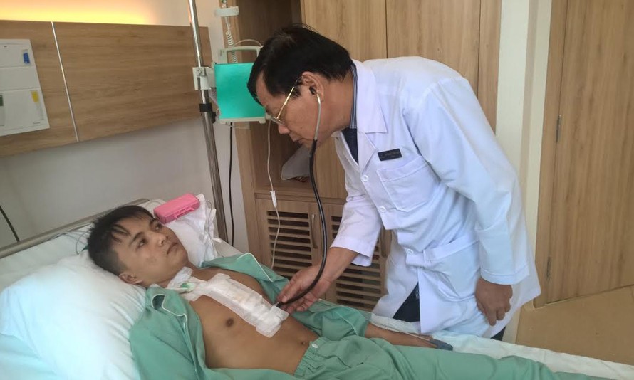 PGS-TS Hoàng Quốc Hòa thăm khám cho bệnh nhân Viễn.