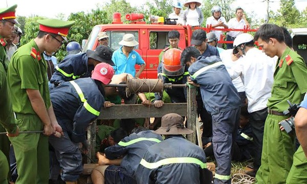Lực lượng cứu hộ đưa thi thể nạn nhân lên khỏi giếng. Ảnh: Tuấn Anh