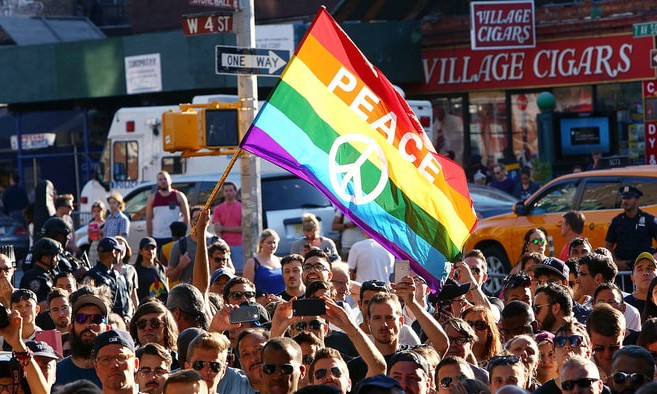 Mọi người tập trung bên ngoài Stonewall Inn ở New York để cầu nguyện cho các nạn nhân trong vụ xả súng hộp đêm đồng tính ở Orlando.