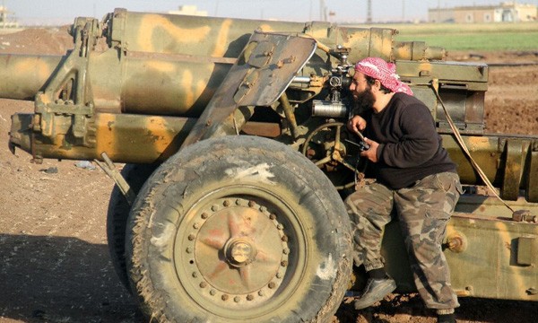 Một chiến binh nổi dậy chuẩn bị bắn pháo trong cuộc đụng độ với lực lượng ủng hộ chính phủ Syria ở tỉnh Aleppo.