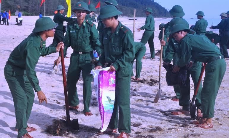 Tuổi trẻ bộ đội Biên phòng TT-Huế cùng đoàn viên thanh niên địa phương tham gia làm vệ sinh, giữ gìn bờ biển sạch đẹp.
