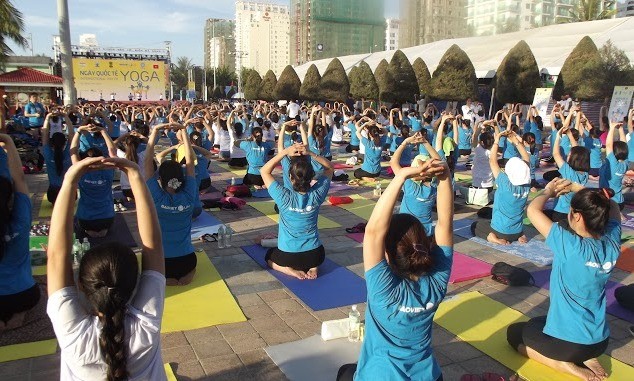 500 người đồng diễn Yoga trên bờ biển Đà Nẵng