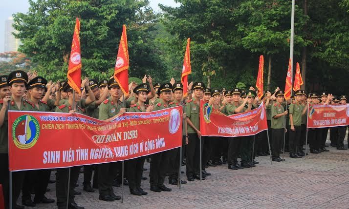Các chiến sĩ tham gia chiến dịch Mùa hè xanh trường An ninh nhân dân chuẩn bị bước vào những hoạt động an sinh xã hội, phục vụ cộng đồng tại huyện Tam Nông, tỉnh Đồng Tháp