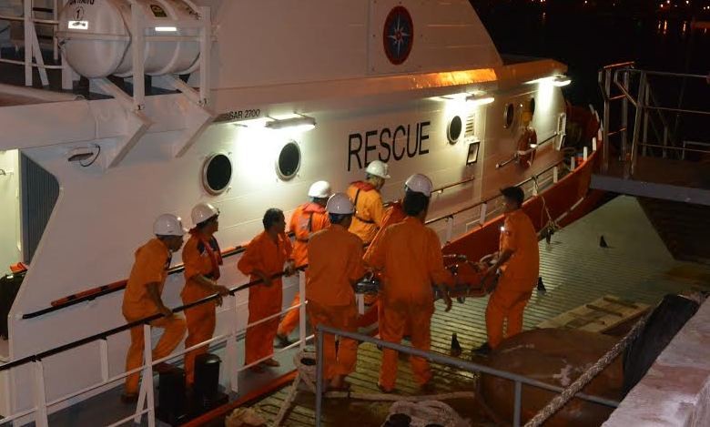 Tàu SAR 274 tiếp cận tàu ROYAL 88, cấp cứu cho thuyền viên bị nạn. Ảnh: DaNang MRCC cung cấp. 