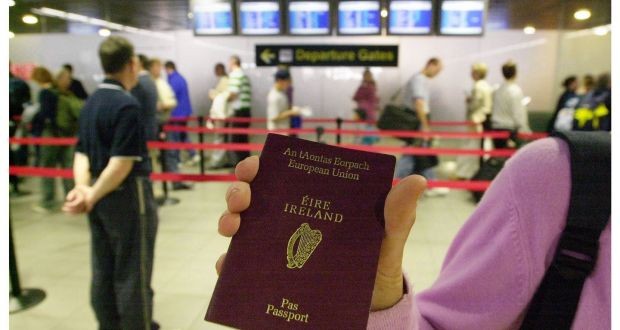 Cuốn hộ chiếu Ireland trở thành niềm khao khát của người Anh. Ảnh minh họa