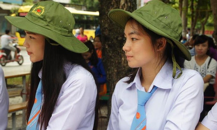 Hình ảnh đội mũ tai bèo của các bạn nữ sinh viên Lào, Thái Lan thêm đẹp hơn trong mắt người dân xứ Nghệ.