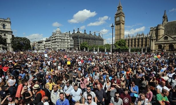 Hàng chục ngàn người biểu tình chống Brexit.