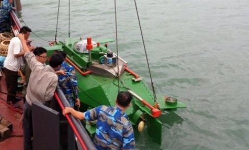 Tàu ngầm Hoàng Sa do chính cha đẻ Nguyễn Quốc Hòa điều khiển hạ thủy trên vùng biển Đông Bắc của tổ quốc chạy thử nghiệm vào sáng nay, 3/7. Ảnh: GC/VnExpress