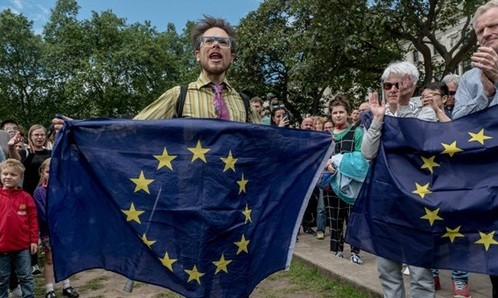 Người dân ủng hộ việc Anh ở lại EU biểu tình tại London. Ảnh: AP