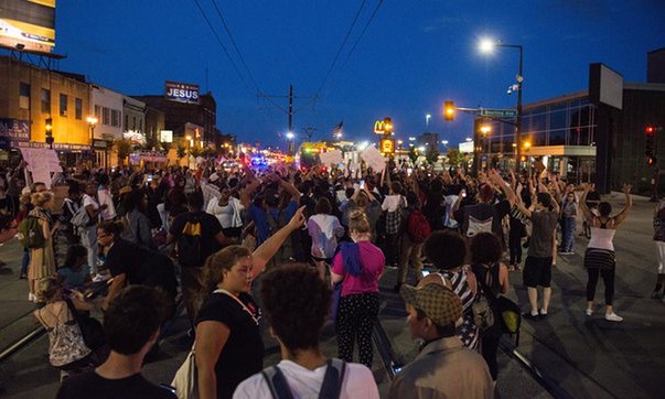 Dòng người biểu tình phản đối cảnh sát tấn công người da đen trên đường phố St Paul, bang Minnesota.
