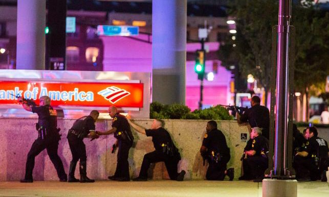 Cảnh sát đấu súng với nghi phạm bắn tỉa ở bãi đỗ xe trung tâm Dallas.
