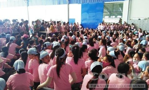 Các công nhân công ty Panko Tam Thăng đang lắng nghe ý kiến lãnh đạo công ty.