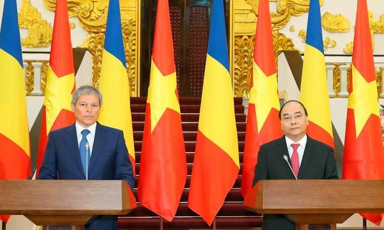 Sáng 12/7 tại Trụ sở Chính phủ, Thủ tướng Nguyễn Xuân Phúc và Thủ tướng Romania Dacian Ciolos gặp gỡ báo chí. Ảnh: TTXVN