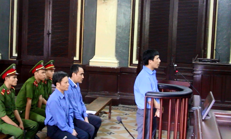 3 bị cáo trong phiên tòa xét xử Cty Cộng Đồng Việt đang nghe VKS cáo buộc tội chiều ngày 12/7. Ảnh: Tân Châu