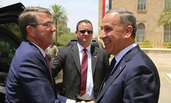 Ash Carter (trái) bắt tay Bộ trưởng quốc phòng Iraq Khaled al-Obeidi ở Baghdad hôm 11/7.